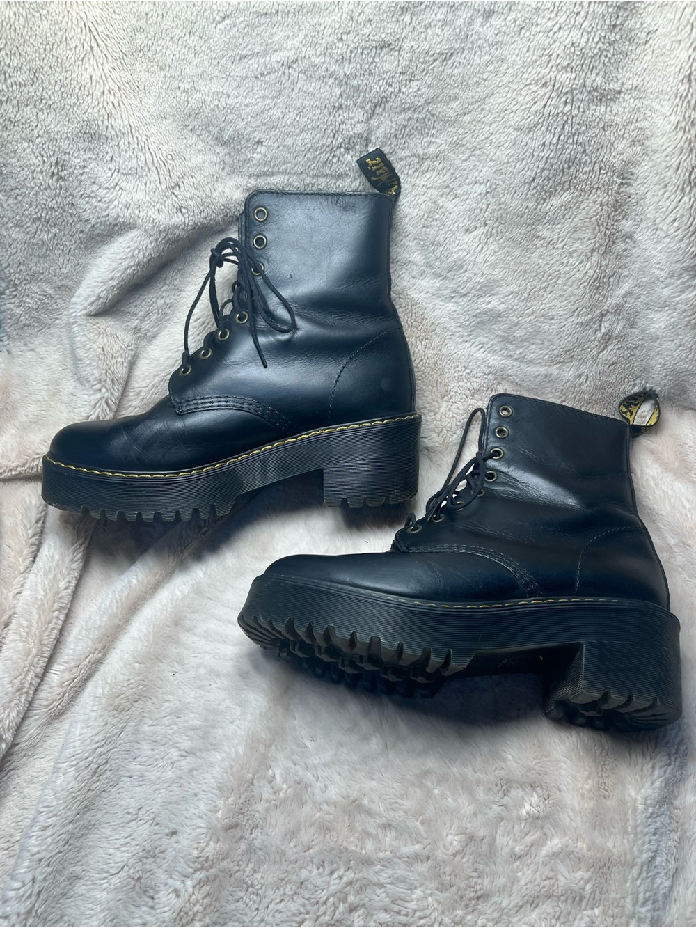 Dr. Martens Women's Shriver Hi platform boots size 8 - Picture 3 of 7